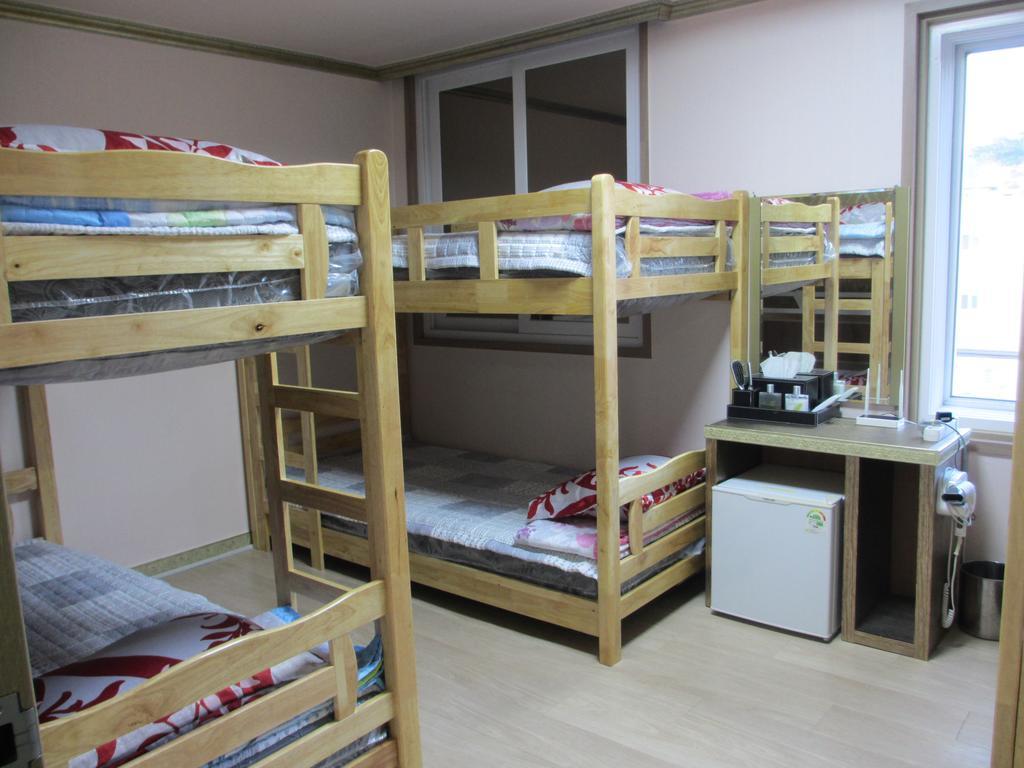 Moiri Guesthouse Йосу Екстер'єр фото