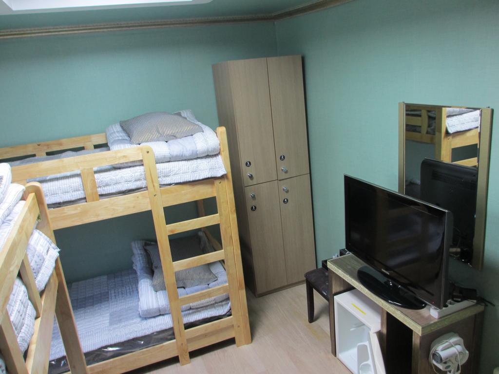 Moiri Guesthouse Йосу Екстер'єр фото