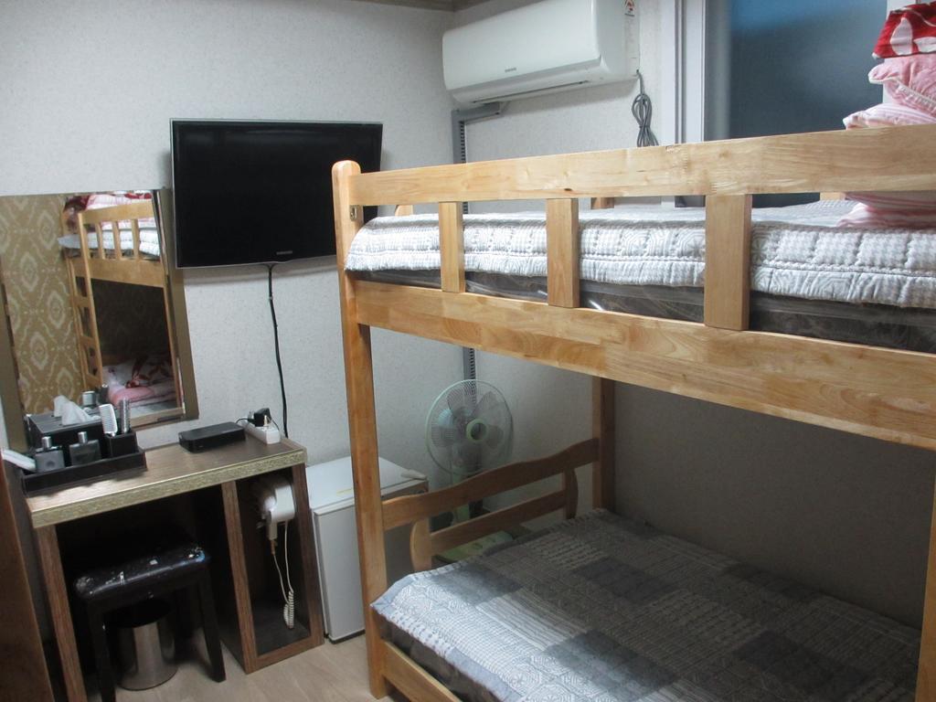 Moiri Guesthouse Йосу Екстер'єр фото
